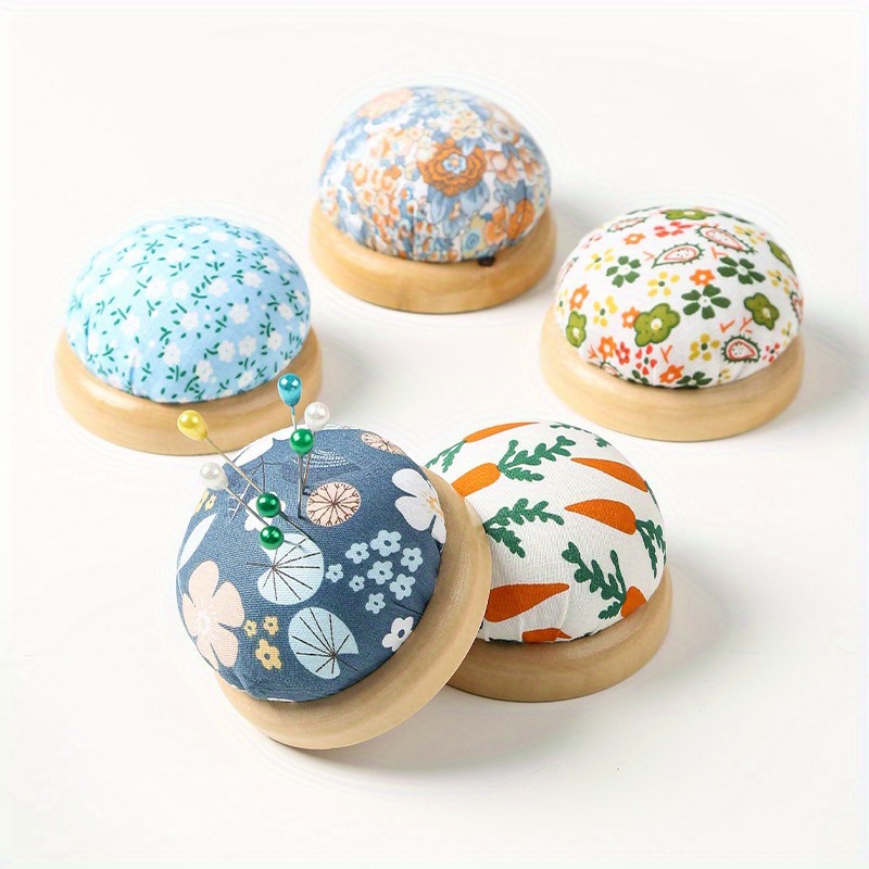 Sewing Pin Cushion - Charmantes Nadelkissen mit Holzsockel zum Nähen,