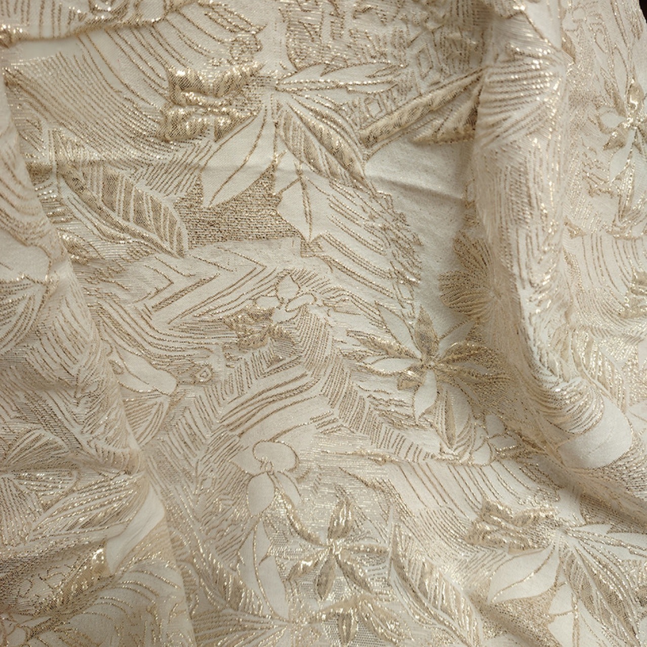 Textile For Sewing - Creme-Gold Metallic Jacquard-Stoff mit Erhabenen Blättern,