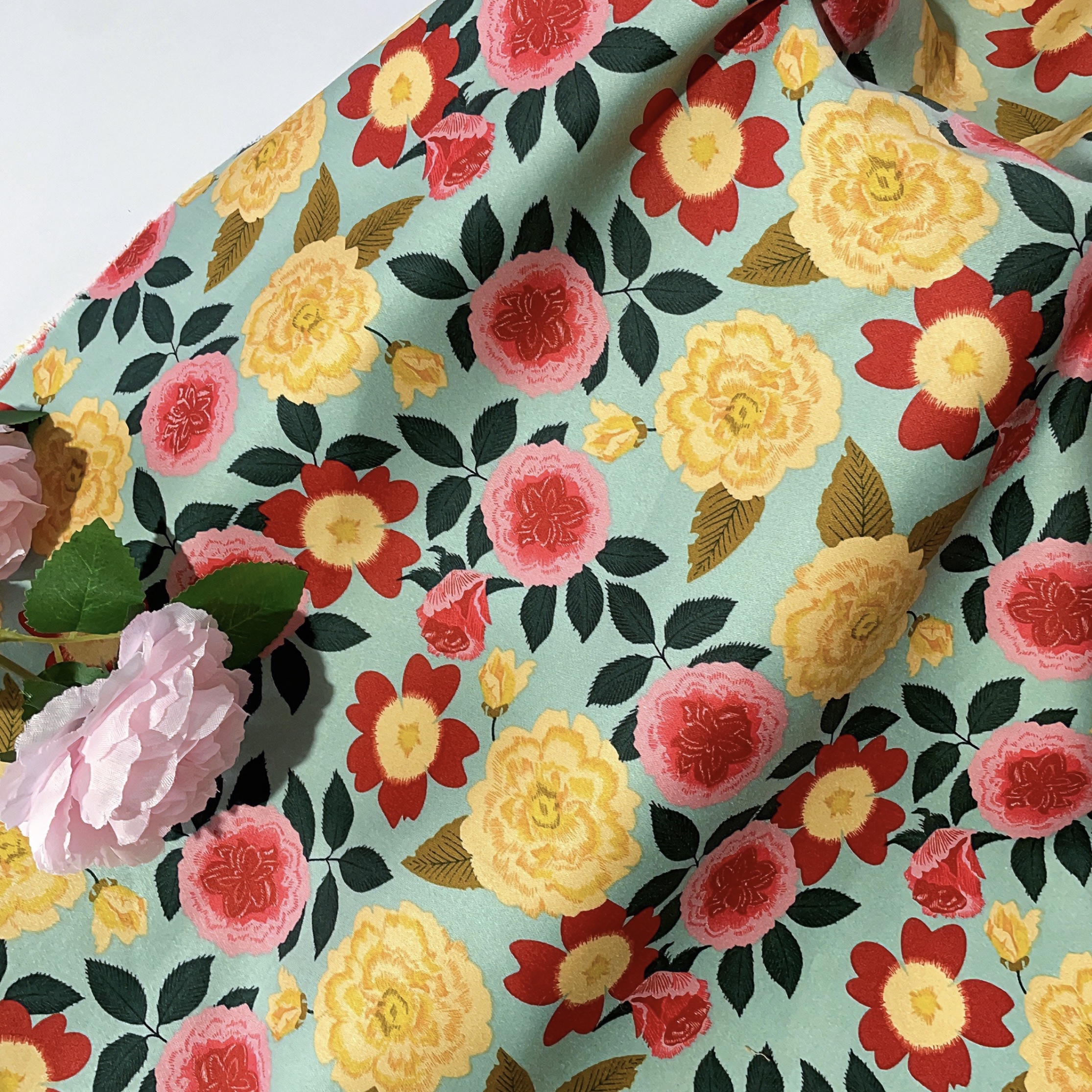 Vintage-Satin mit Blumenmuster – Vintage Sewing Textile Bewertung und Preis